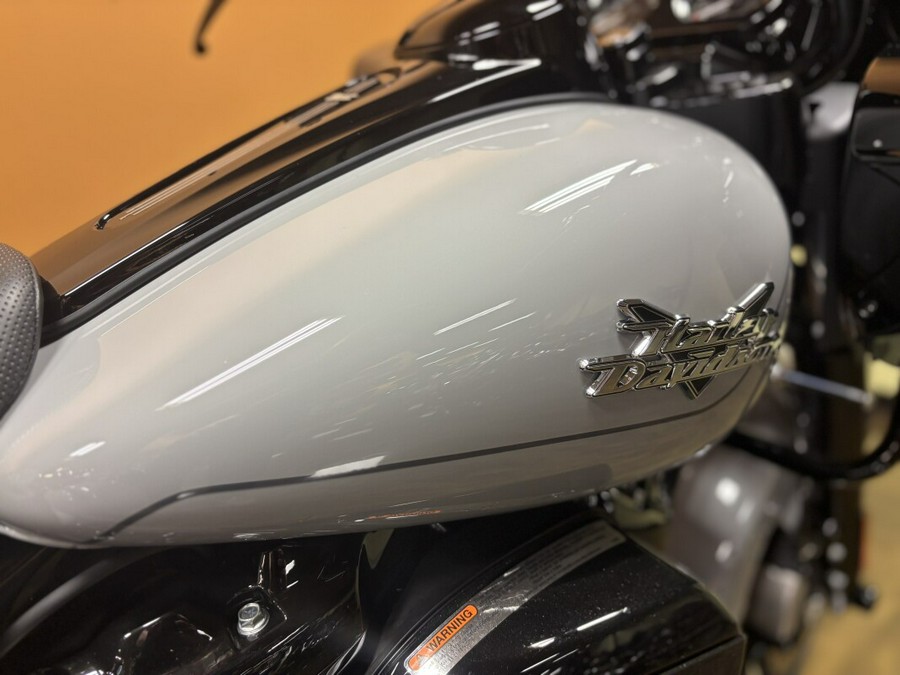FLTRT 2025 Road Glide® 3