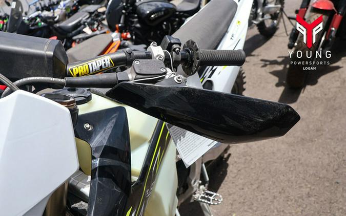 2026 Triumph TF 250-C Jet black/ Pure white 250-C