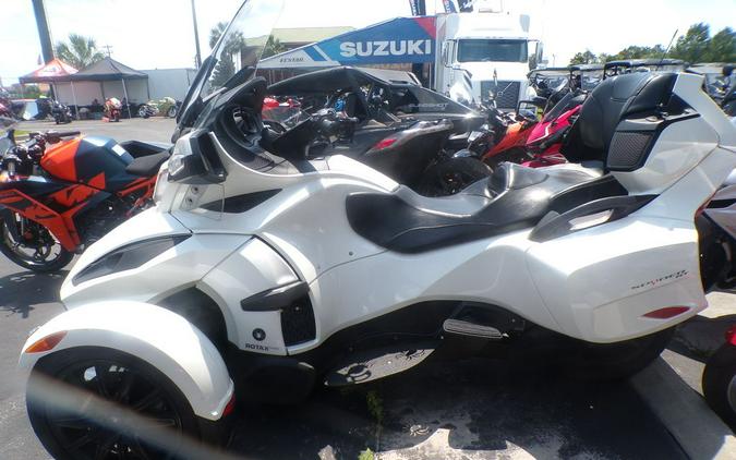 2018 Can-Am® Spyder® RT 6-speed semi-automatic with reverse (SE6)