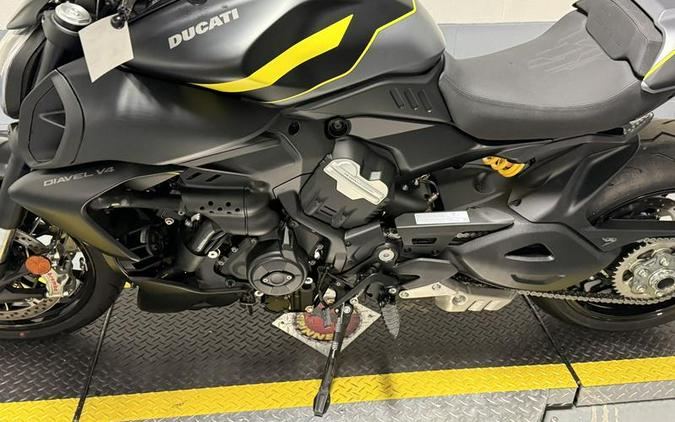 2026 Ducati Diavel V4 Black Roadster