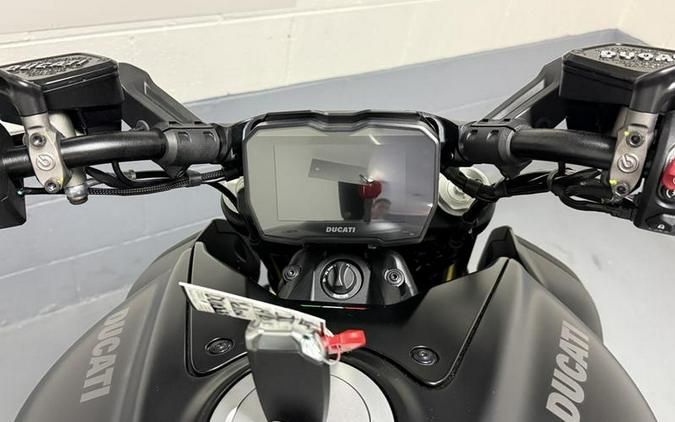 2026 Ducati Diavel V4 Black Roadster