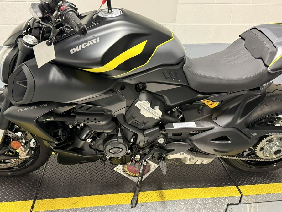 2026 Ducati Diavel V4 Black Roadster