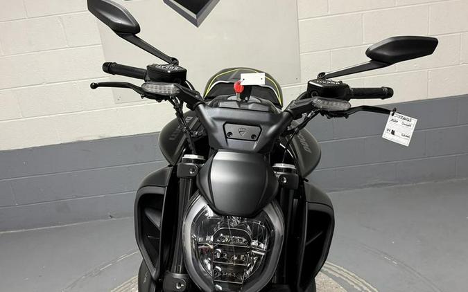 2026 Ducati Diavel V4 Black Roadster