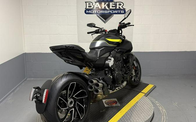 2026 Ducati Diavel V4 Black Roadster