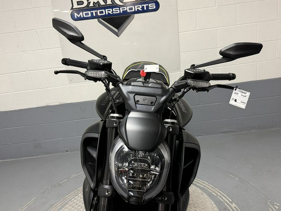 2026 Ducati Diavel V4 Black Roadster
