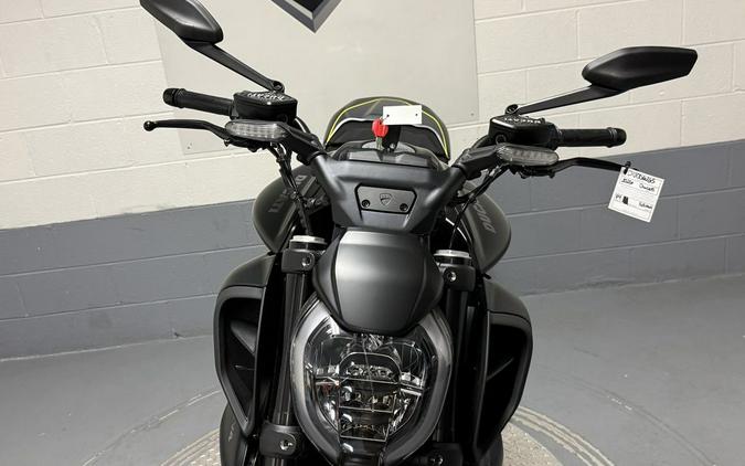 2026 Ducati Diavel V4 Black Roadster