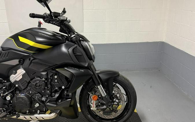 2026 Ducati Diavel V4 Black Roadster