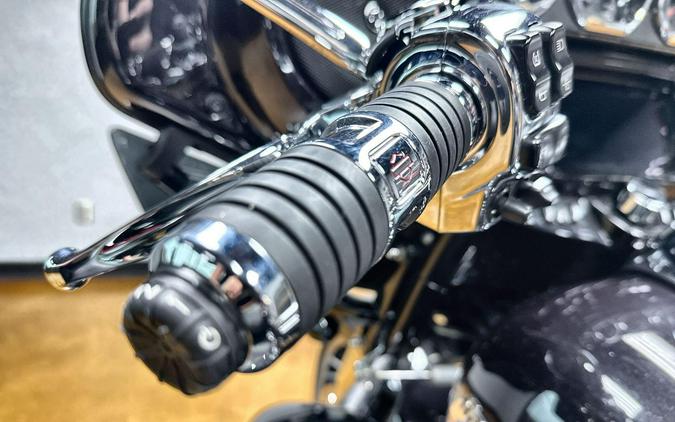 2020 Harley-Davidson® CVO™ Tri Glide® Black Stardust w/ Magnetic Gray & Wicked Red