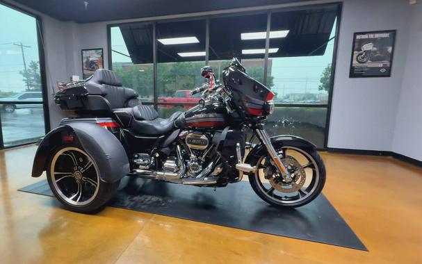 2020 Harley-Davidson® CVO™ Tri Glide® Black Stardust w/ Magnetic Gray & Wicked Red