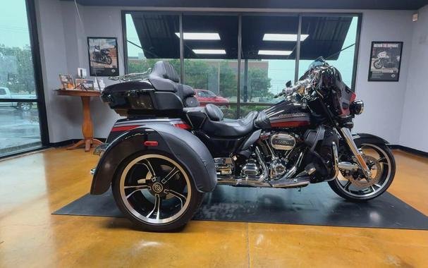 2020 Harley-Davidson® CVO™ Tri Glide® Black Stardust w/ Magnetic Gray & Wicked Red