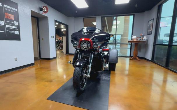 2020 Harley-Davidson® CVO™ Tri Glide® Black Stardust w/ Magnetic Gray & Wicked Red