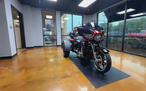 2020 Harley-Davidson® CVO™ Tri Glide® Black Stardust w/ Magnetic Gray & Wicked Red