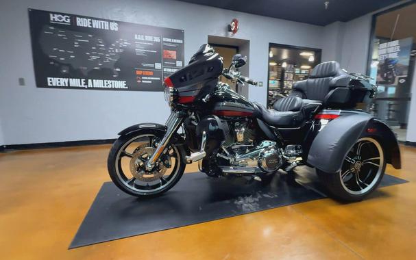 2020 Harley-Davidson® CVO™ Tri Glide® Black Stardust w/ Magnetic Gray & Wicked Red