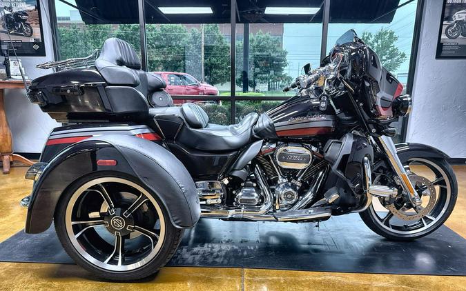 2020 Harley-Davidson® CVO™ Tri Glide® Black Stardust w/ Magnetic Gray & Wicked Red