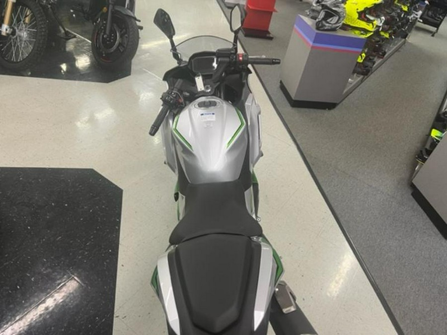 2024 Kawasaki Ninja® 7 Hybrid ABS