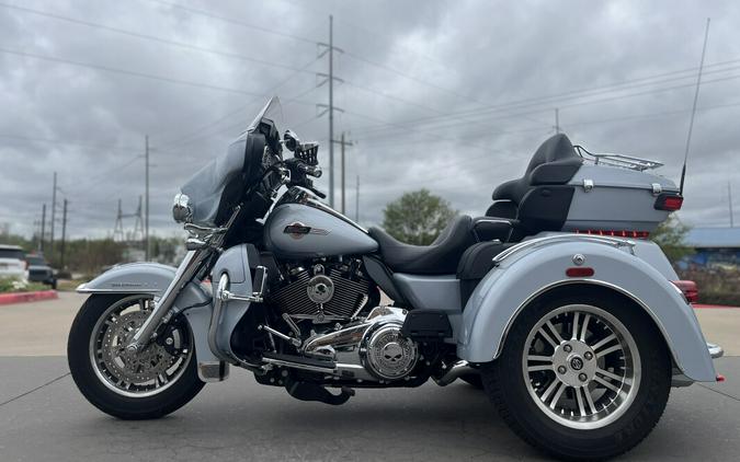 2023 Harley-Davidson® FLHTCUTG Tri Glide® Ultra Atlas Silver Metallic 857754