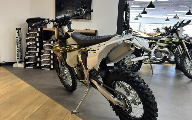 2026 Triumph TF 250-C Jet black/ Pure white