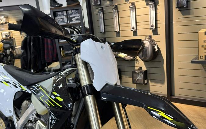 2026 Triumph TF 250-C Jet black/ Pure white