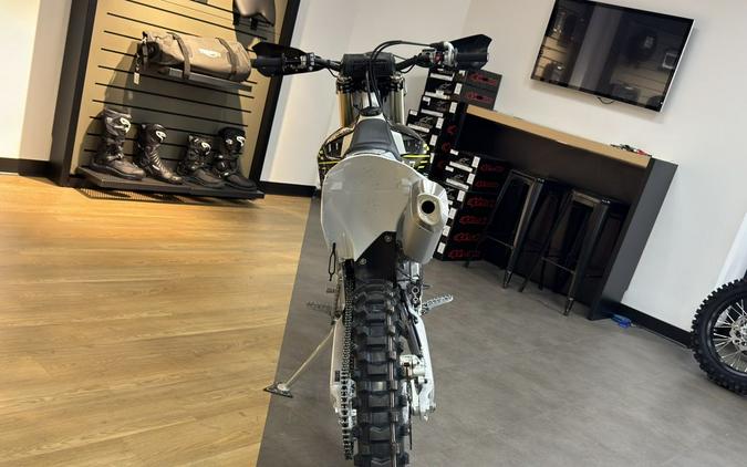 2026 Triumph TF 250-C Jet black/ Pure white