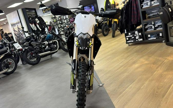 2026 Triumph TF 250-C Jet black/ Pure white