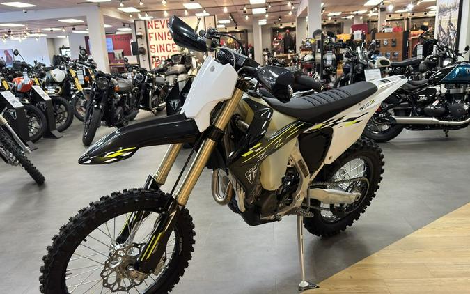 2026 Triumph TF 250-C Jet black/ Pure white