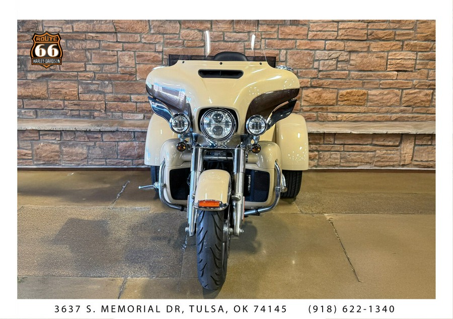 2014 Harley-Davidson® Tri Glide® Ultra SAND PRL/C BRWN W/ PINSTRIP