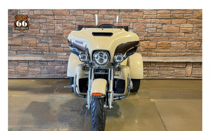 2014 Harley-Davidson® Tri Glide® Ultra SAND PRL/C BRWN W/ PINSTRIP