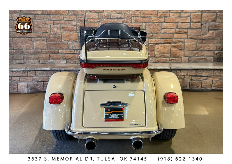 2014 Harley-Davidson® Tri Glide® Ultra SAND PRL/C BRWN W/ PINSTRIP