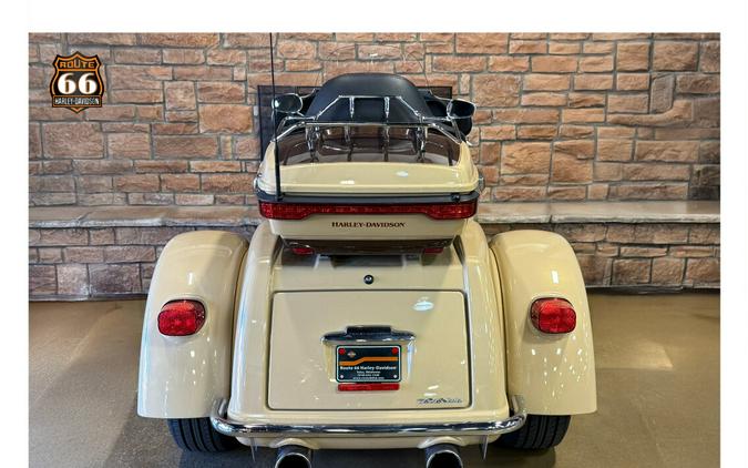 2014 Harley-Davidson® Tri Glide® Ultra SAND PRL/C BRWN W/ PINSTRIP