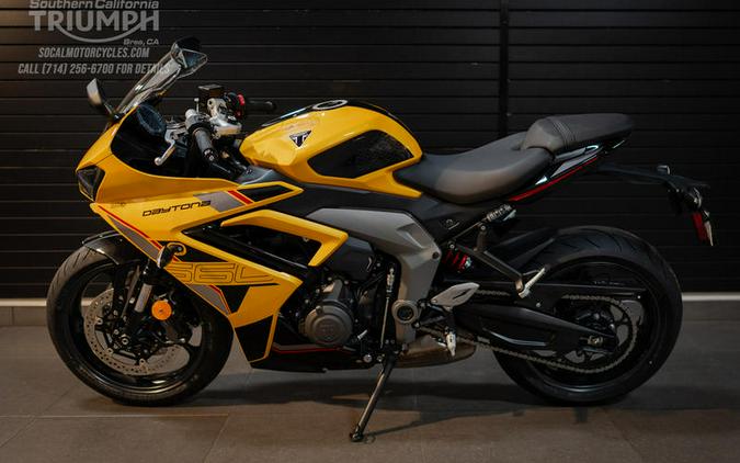 2026 Triumph Daytona 660 Cosmic Yellow / Sapphire Black