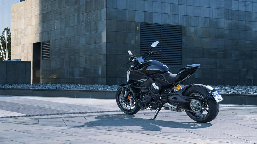 2023 Ducati Diavel V4 Thrilling Black