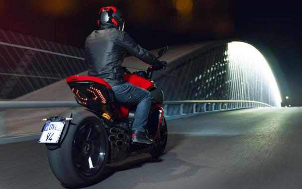 2023 Ducati Diavel V4 Thrilling Black