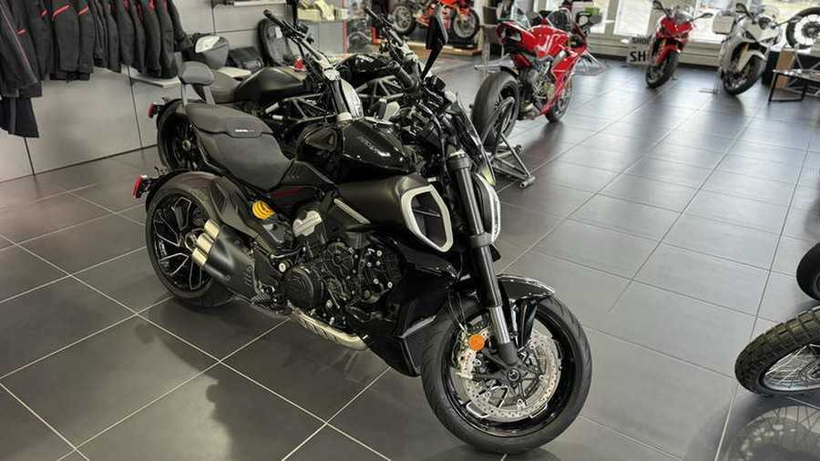 2023 Ducati Diavel V4 Thrilling Black