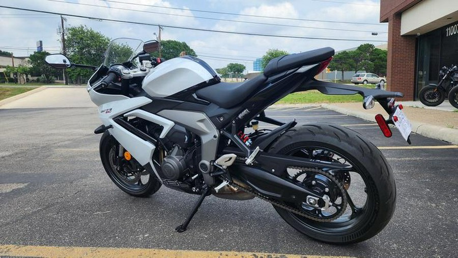 2025 Triumph Daytona 660 Snowdonia White/Sapphire Black