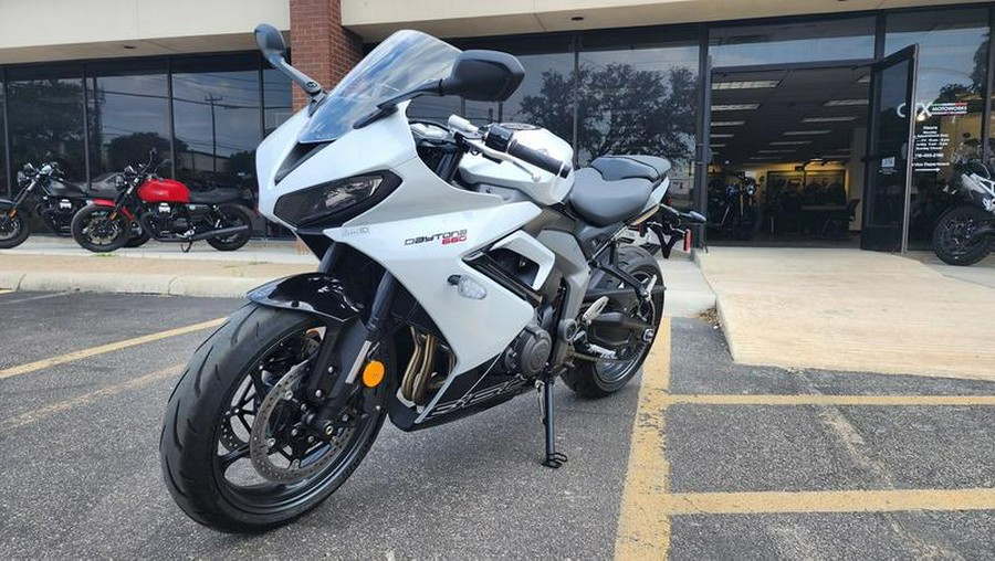 2025 Triumph Daytona 660 Snowdonia White/Sapphire Black