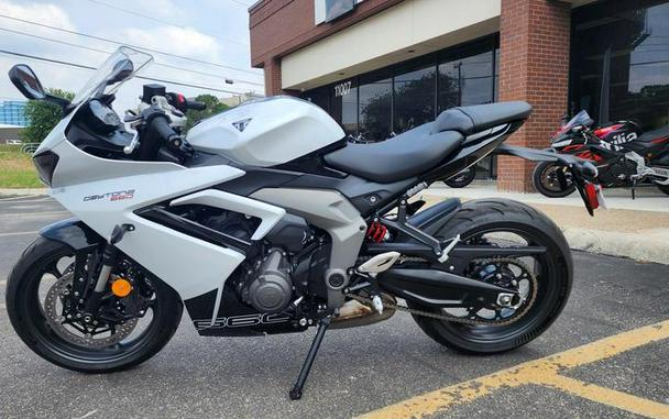 2025 Triumph Daytona 660 Snowdonia White/Sapphire Black