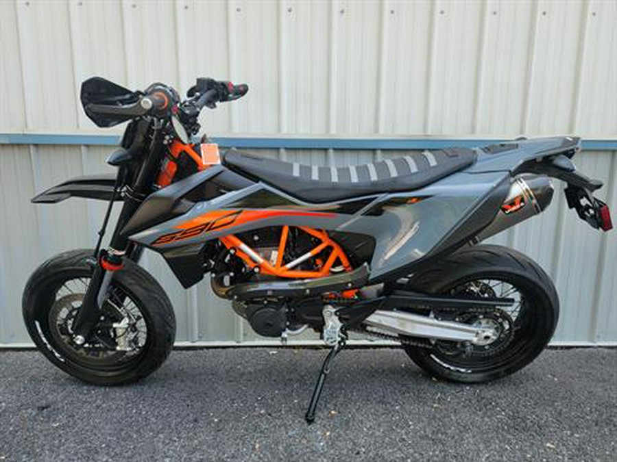 2022 KTM 690 SMC R