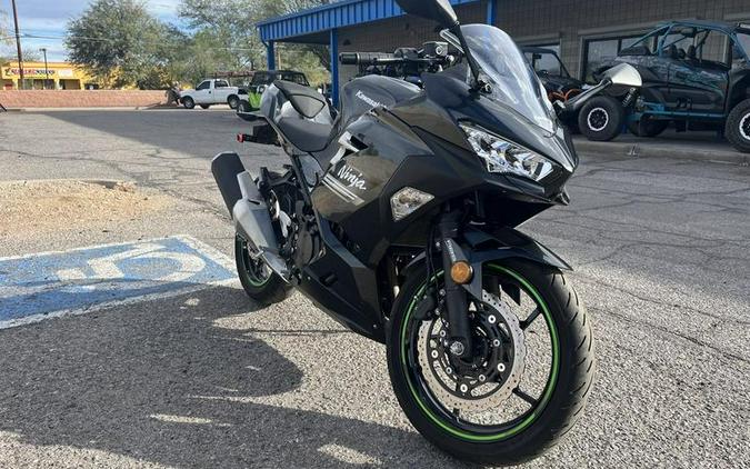2022 Kawasaki Ninja® 400 ABS Metallic Carbon Gray/Metallic Flat Spark Black
