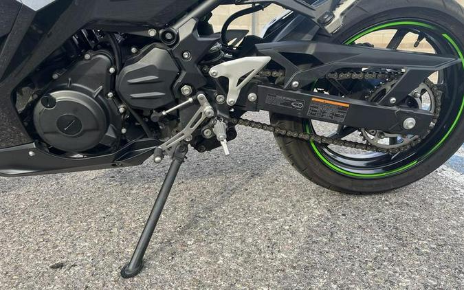 2022 Kawasaki Ninja® 400 ABS Metallic Carbon Gray/Metallic Flat Spark Black