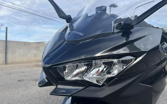 2022 Kawasaki Ninja® 400 ABS Metallic Carbon Gray/Metallic Flat Spark Black
