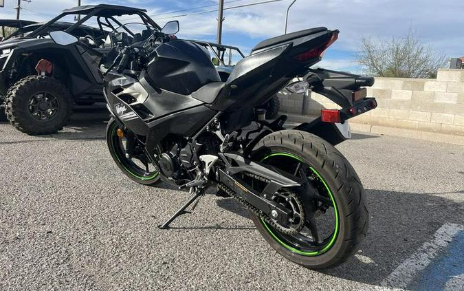 2022 Kawasaki Ninja® 400 ABS Metallic Carbon Gray/Metallic Flat Spark Black