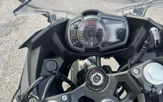 2022 Kawasaki Ninja® 400 ABS Metallic Carbon Gray/Metallic Flat Spark Black