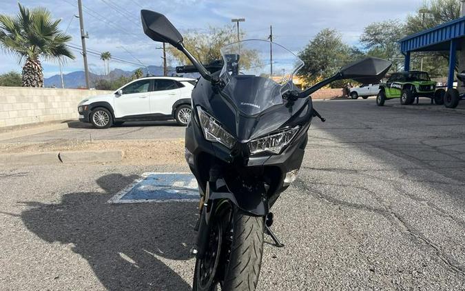 2022 Kawasaki Ninja® 400 ABS Metallic Carbon Gray/Metallic Flat Spark Black