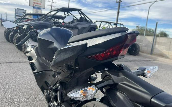 2022 Kawasaki Ninja® 400 ABS Metallic Carbon Gray/Metallic Flat Spark Black