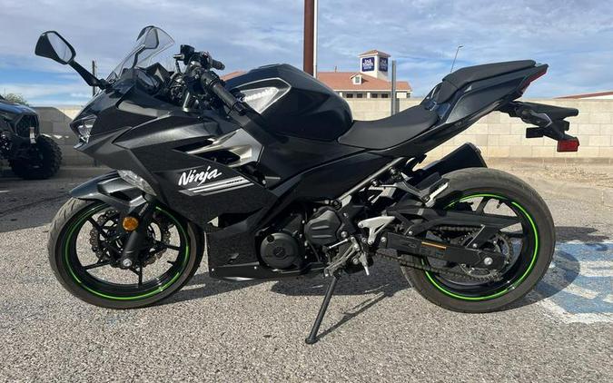 2022 Kawasaki Ninja® 400 ABS Metallic Carbon Gray/Metallic Flat Spark Black