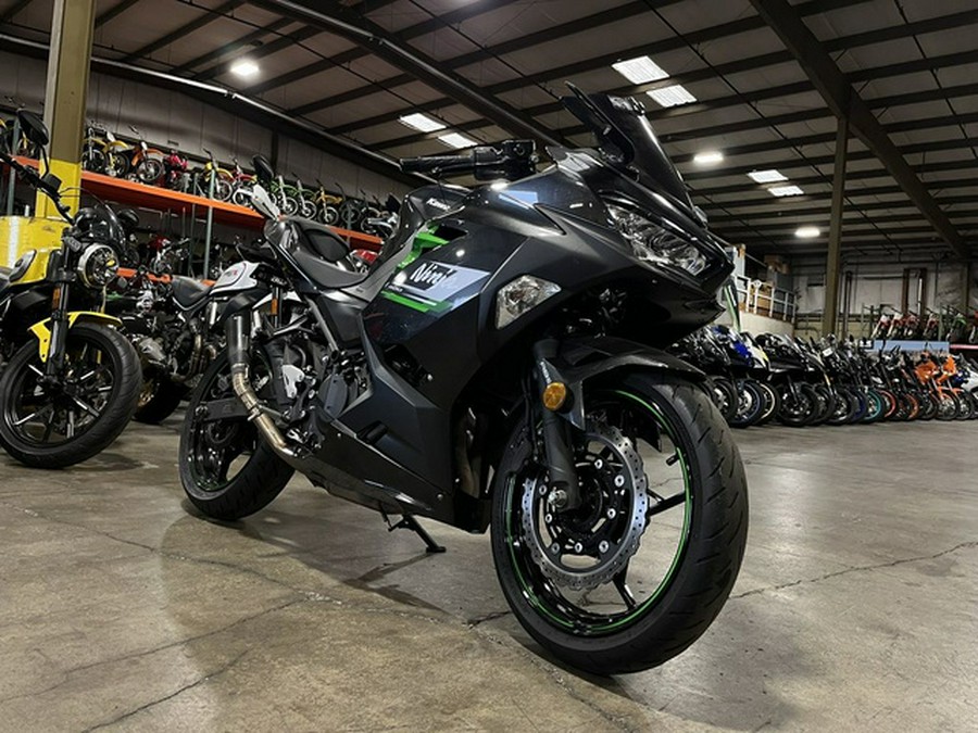 2023 Kawasaki Ninja 400 ABS Pearl Blizzard White/Metallic Carbo