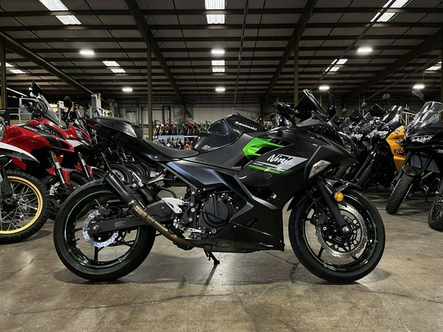 2023 Kawasaki Ninja 400 ABS Pearl Blizzard White/Metallic Carbo