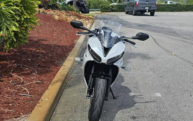 2025 Triumph Daytona 660 Snowdonia White/Sapphire Black 660