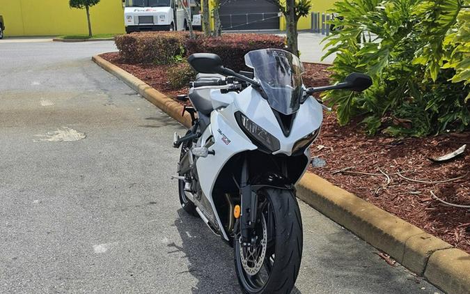 2025 Triumph Daytona 660 Snowdonia White/Sapphire Black 660