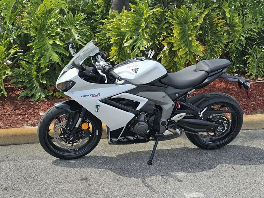 2025 Triumph Daytona 660 Snowdonia White/Sapphire Black 660